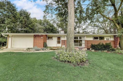 17215 Small Rd, Waukesha, WI 53146-5522