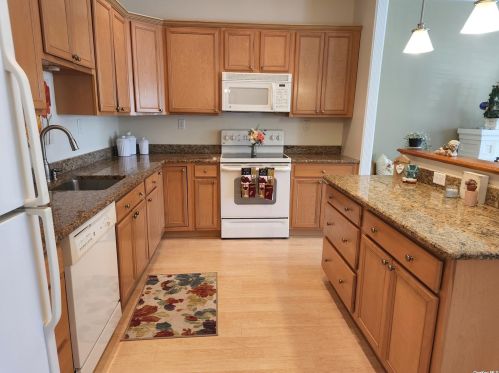605 Narragansett Villas Dr, North Lindenhurst, NY 11757-5464