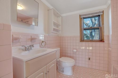 5 Ellwood Rd, East Brunswick NJ  08816-3001 exterior