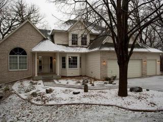 660 Lake Susan Hills Dr, Chanhassen, MN 55317-8701