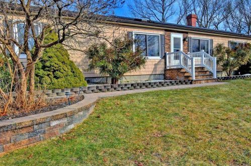 99 9th Ave, Holtsville, NY 11742-2334