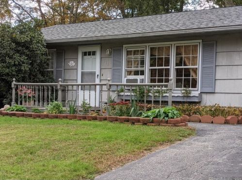 116 Meeting House Ln, Gales Ferry, CT 06339-1730