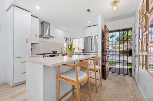 6829 Pear Tree Dr, Carlsbad CA  92011-3937 exterior