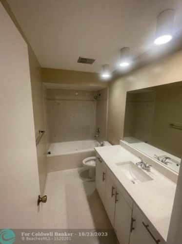 6245 175th Ter, Hialeah FL  33015-4438 exterior