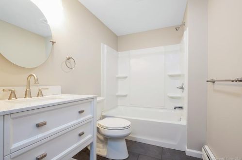 124 Park Dr, Kensington CT  06037-3815 exterior