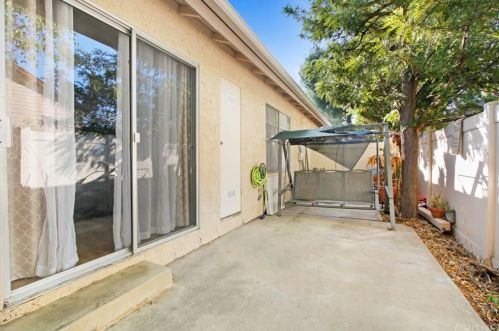 20032 Avenue Of The Oaks, Santa Clarita CA  91321-1365 exterior