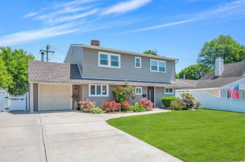5 Mist Ln, Westbury, NY 11590-6309