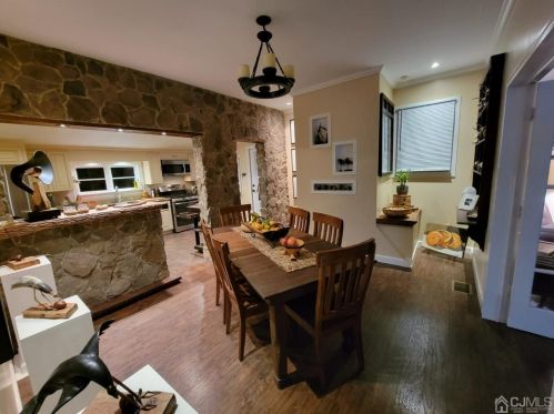 2 Metuchen Ave, Woodbridge NJ  07095-1923 exterior