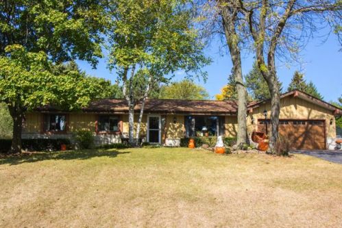 3164 Glacier Dr, Hubertus, WI 53033-9646
