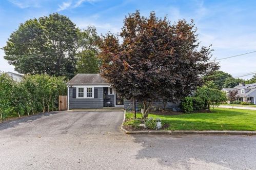 42 Pelham Pkwy, North Providence RI  02911-2915 exterior