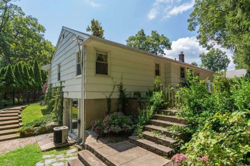 9 Doris Ct, Northport NY  11768-2000 exterior