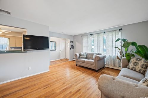126 14th St, Deer Park, NY 11729-4902