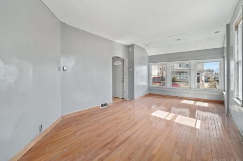 289 Carroll Ave, Bridgeport CT  06607-1801 exterior