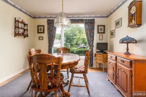 31 Erskine Ct, Mahwah NJ  07430-2014 exterior