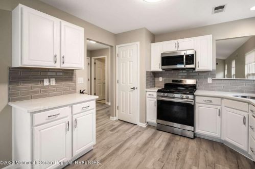 75 Sunrise Ct, Lakewood, NJ 08701-5775