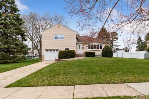12 Hudson Rd, East Brunswick, NJ 08816-4106