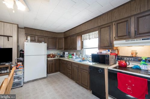 1034 Philadelphia Ave, Gilbertsville PA  19525-9511 exterior