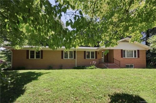 223 Leverette Dr, Hendersonville, NC 28791-8748