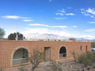 2910 Neosha St, Tucson, AZ 85745-9794