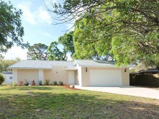 4516 Linwood St, Sarasota, FL 34232-4051