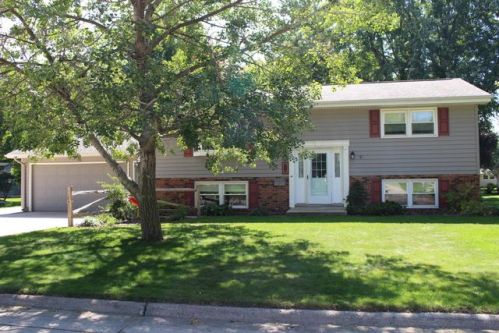 720 Elmwood Dr, Spencer, IA 51301-4640