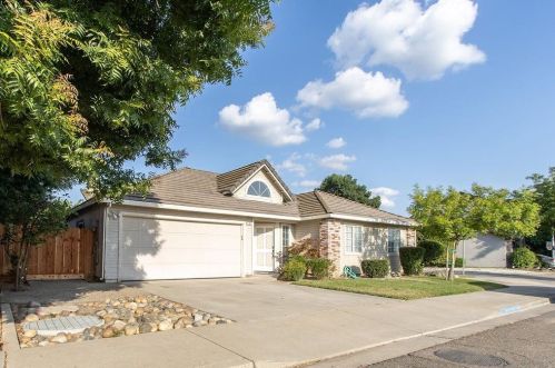 1702 Brenda Way, Turlock, CA 95382-2676