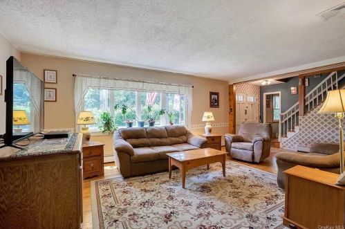 29 Thompson Dr, Washingtonville, NY 10992-1805