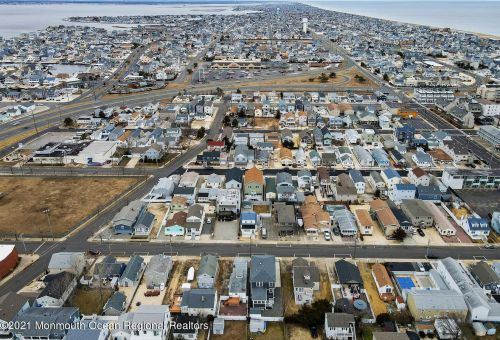 250 Hancock Ave, Pelican Island NJ  08751-2043 exterior