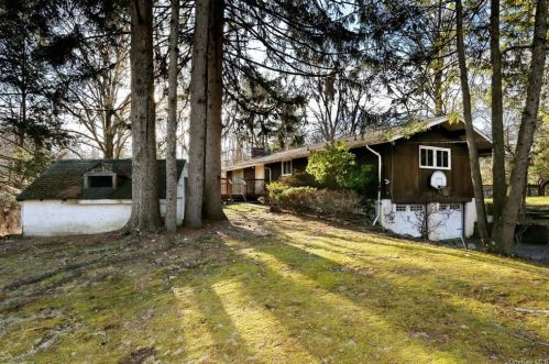 3 Copeland Dr, Airmont, NY 10901-3105
