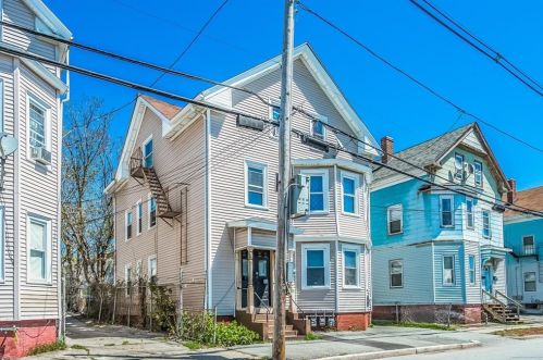 721 Potters Ave, Providence, RI 02907-3076
