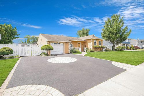30 Melody Ln, Amityville, NY 11701-1618