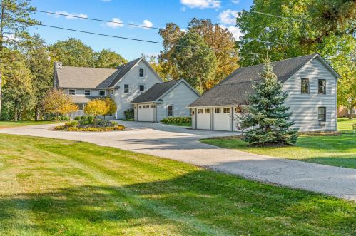 2746 Interlaken Dr, Oconomowoc, WI 53066-4908