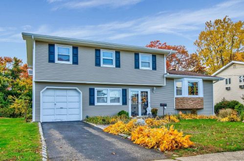 46 Chelsea Pl, Deer Park, NY 11729-3002