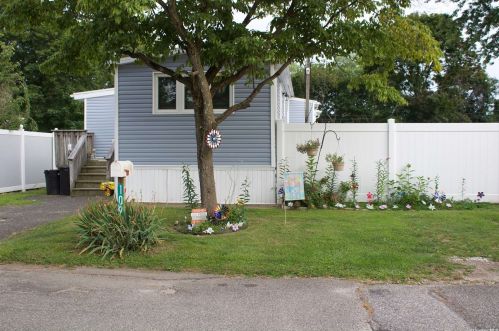 109 Lincoln Ave, Holbrook, NY 11741-2288