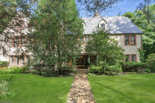 13 Serpentine Dr, Monmouth Hills, NJ 07732-2101