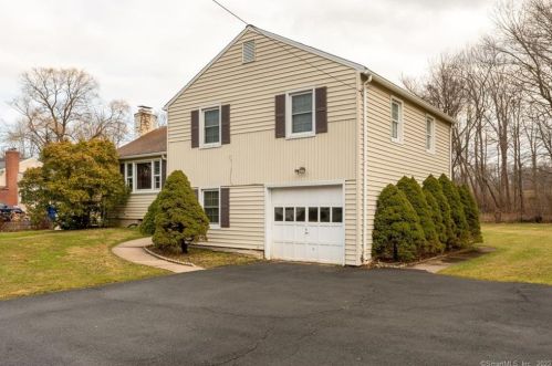 11 Old Flintlock Rd, Bloomfield, CT 06002-3011