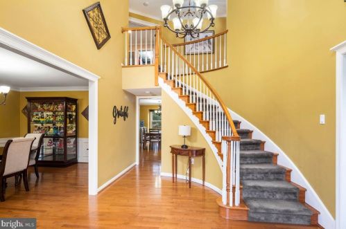655 Long Acre Ln, Yardley, PA 19067-4454