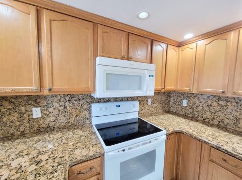 17 Suffolk Ave, Hialeah FL  33010-5035 exterior