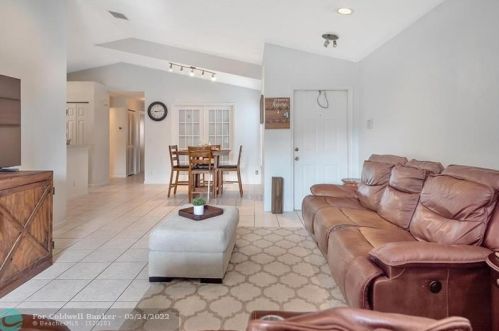 3017 179 Ave, Hollywood FL  33029-3054 exterior