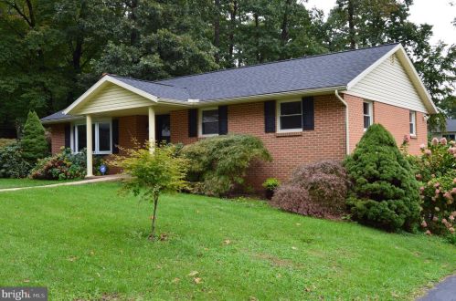 4 Woodland Dr, Shrewsbury, PA 17361-1210