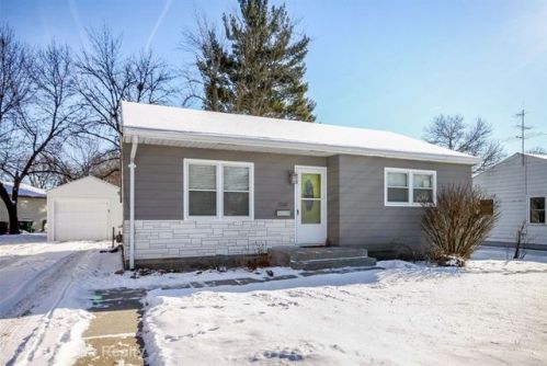 408 H St, Indianola, IA 50125-1220