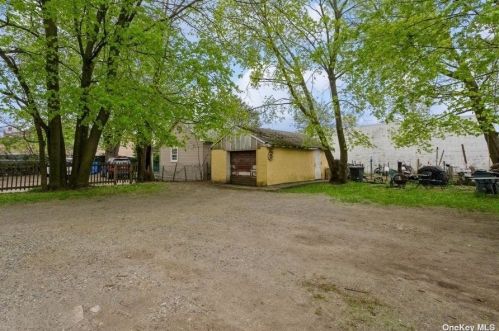 24 Pulaski Rd, Huntington Station, NY 11746-1622
