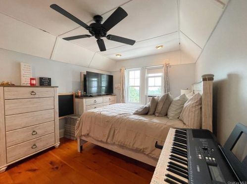 2 Linden Pl, Middletown NY  10940-4824 exterior