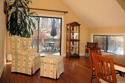 24 Rockhagen Rd, Thornwood NY  10594-2127 exterior