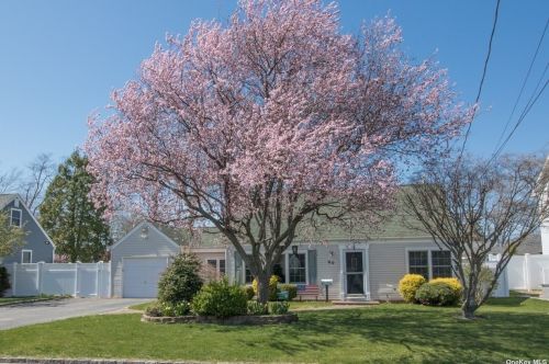 80 Cedar St, North Lindenhurst, NY 11757-4817