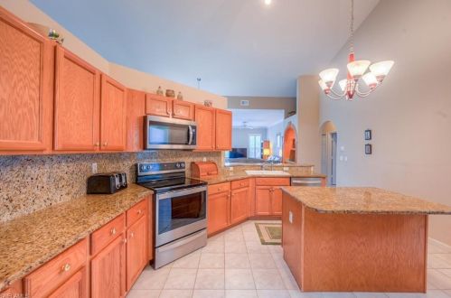 7517 Citrus Hill Ln, Naples FL  34109-0601 exterior