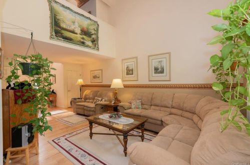 9 Deer Xing Dr, Fishkill NY  12524-1365 exterior