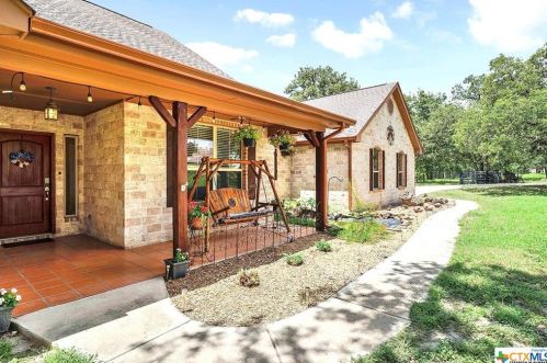 320 Rose Meadow Dr, Lavernia, TX 78121-4764