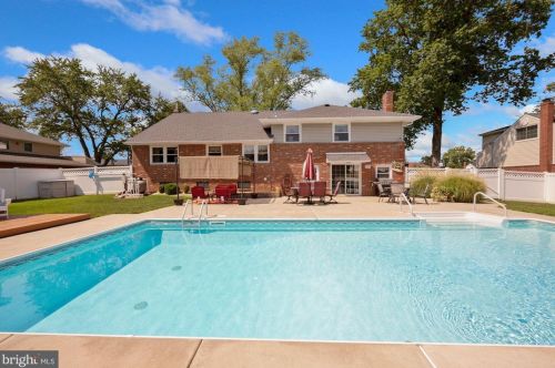 210 Wayne Dr, Riverton NJ  08077-3843 exterior