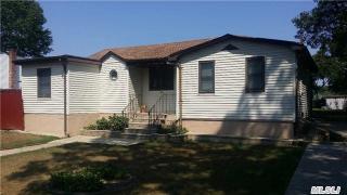 67 Bullard St, Manor Park, NY 11950-4720